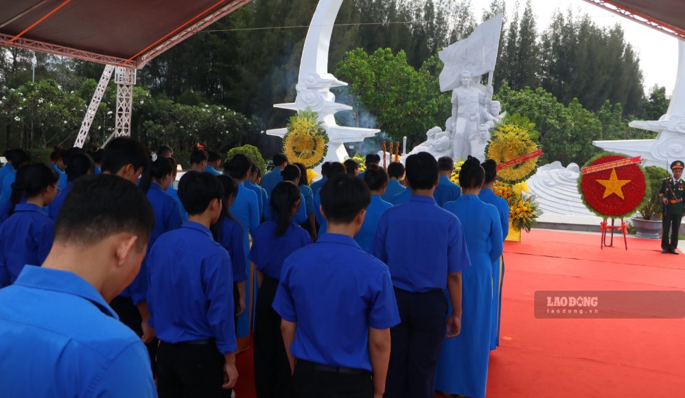 Công đoàn Khánh Hòa tri ân thân nhân liệt sĩ Gạc Ma trước ngày 27.7. Ảnh: Phương Linh