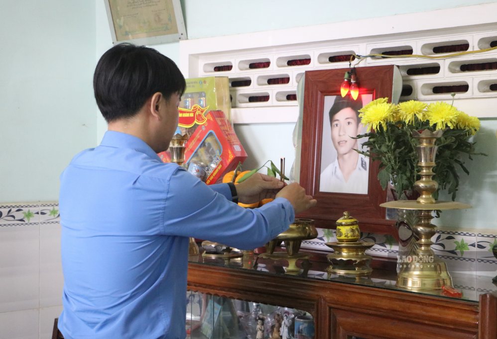 Lãnh đạo LĐLĐ tỉnh Khánh Hòa thắp nén hương tưởng nhớ liệt sĩ Đinh Ngọc Doanh. Ảnh: Phương Linh