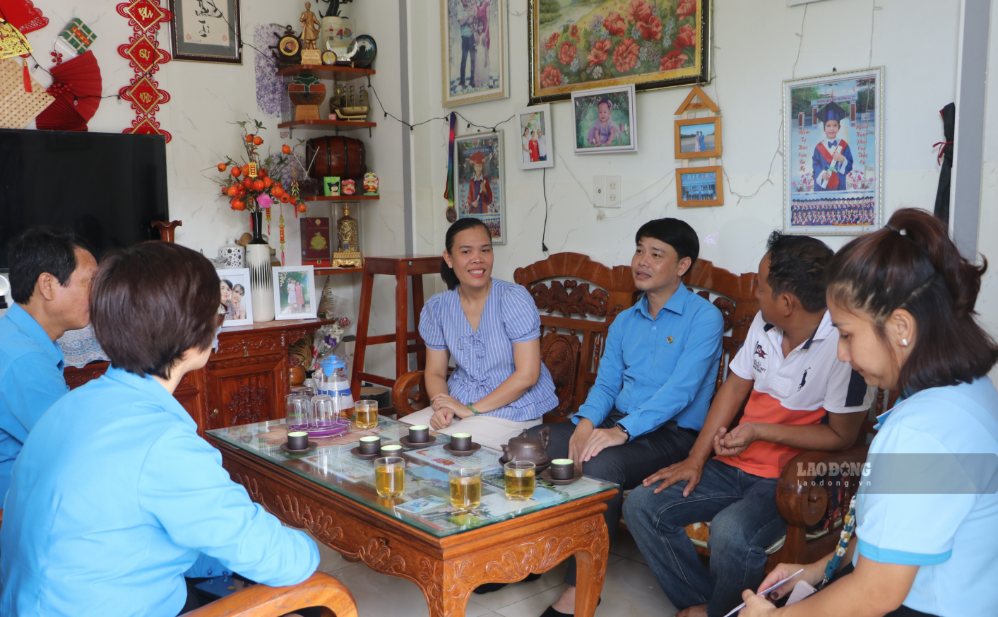 Đoàn công tác LĐLĐ tỉnh Khánh Hòa đến thăm gia đình chị Trần Thị Thủy, con gái liệt sĩ Trần Văn Phương. Ảnh: Phương Linh