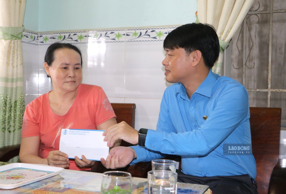 Mr. Bui Hoai Nam - Chairman of the Khanh Hoa Provincial Labor Federation visits and encourages relatives of martyrs' families who sacrificed in the Gac Ma battle. Photo: Phuong Linh