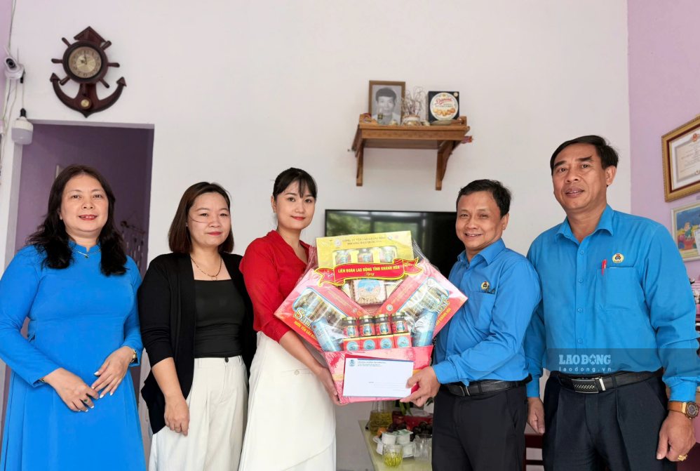 Lãnh đạo LĐLĐ tỉnh thăm gia đình liệt sĩ Nguyễn Mậu Phong. Ảnh: Phương Linh