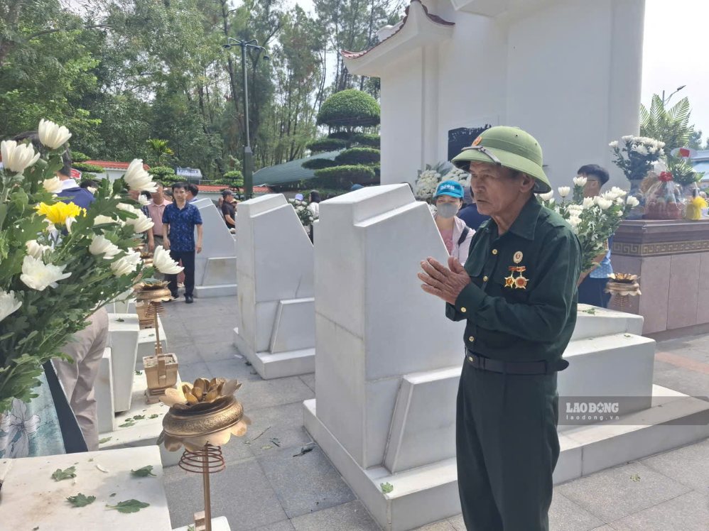 Cựu binh Lê Văn Thơ dâng hương tại phần mộ 10 nữ TNXP Ngã ba Đồng Lộc. Ảnh: Trần Tuấn