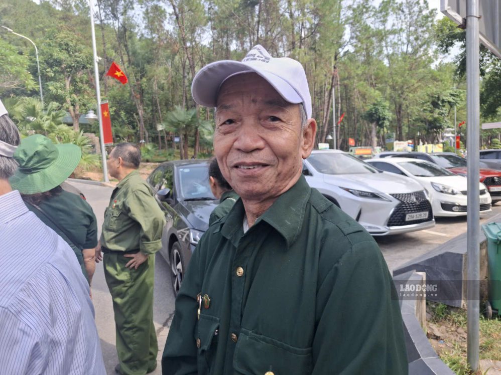 Mr. Nguyen Huu Thin - Former youth volunteer emotionally came to offer incense at the Dong Loc T-junction Relic Site. Photo: Tran Tuan