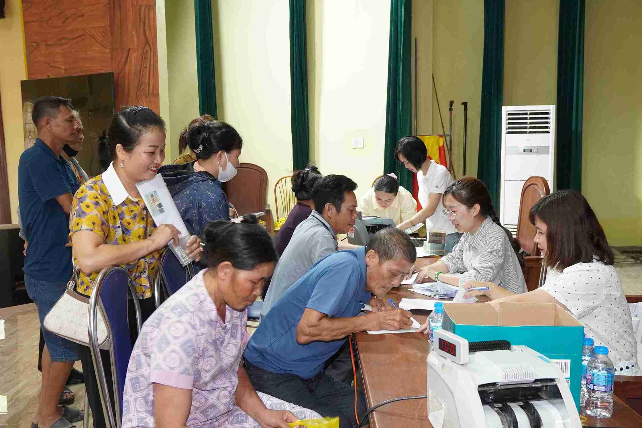 Le travail de paiement des dépenses d'indemnisation et de soutien est mis en œuvre de manière ouverte, transparente et conformément à la réglementation. Photo: Commune de Nguyễn Trãi