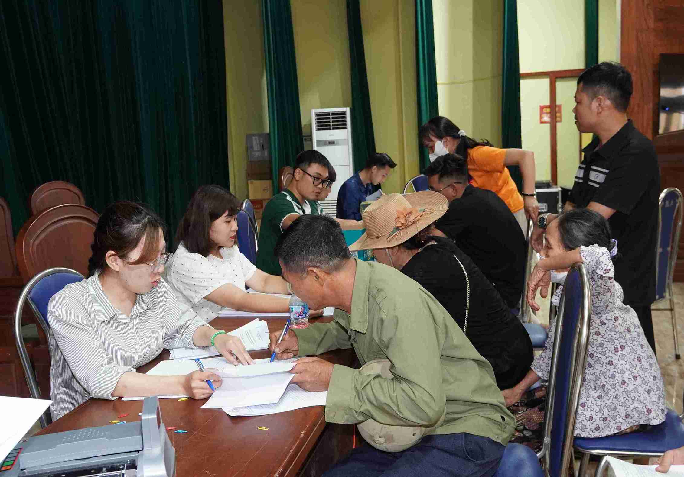 Các hộ dân thôn Anh Nhuệ làm thủ tục nhận tiền bồi thường, hỗ trợ theo phương án đã được phê duyệt. Ảnh: Xã Nguyễn Trãi