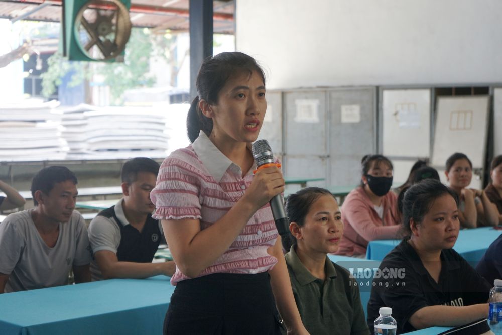 Đoàn viên, người lao động nêu lên những ý kiến, kiến nghị tại hội nghị. Ảnh: Quách Du