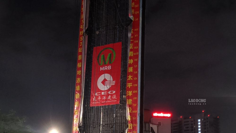Close-up of lowering a giant steel cage to metro station No. 5 in Hanoi