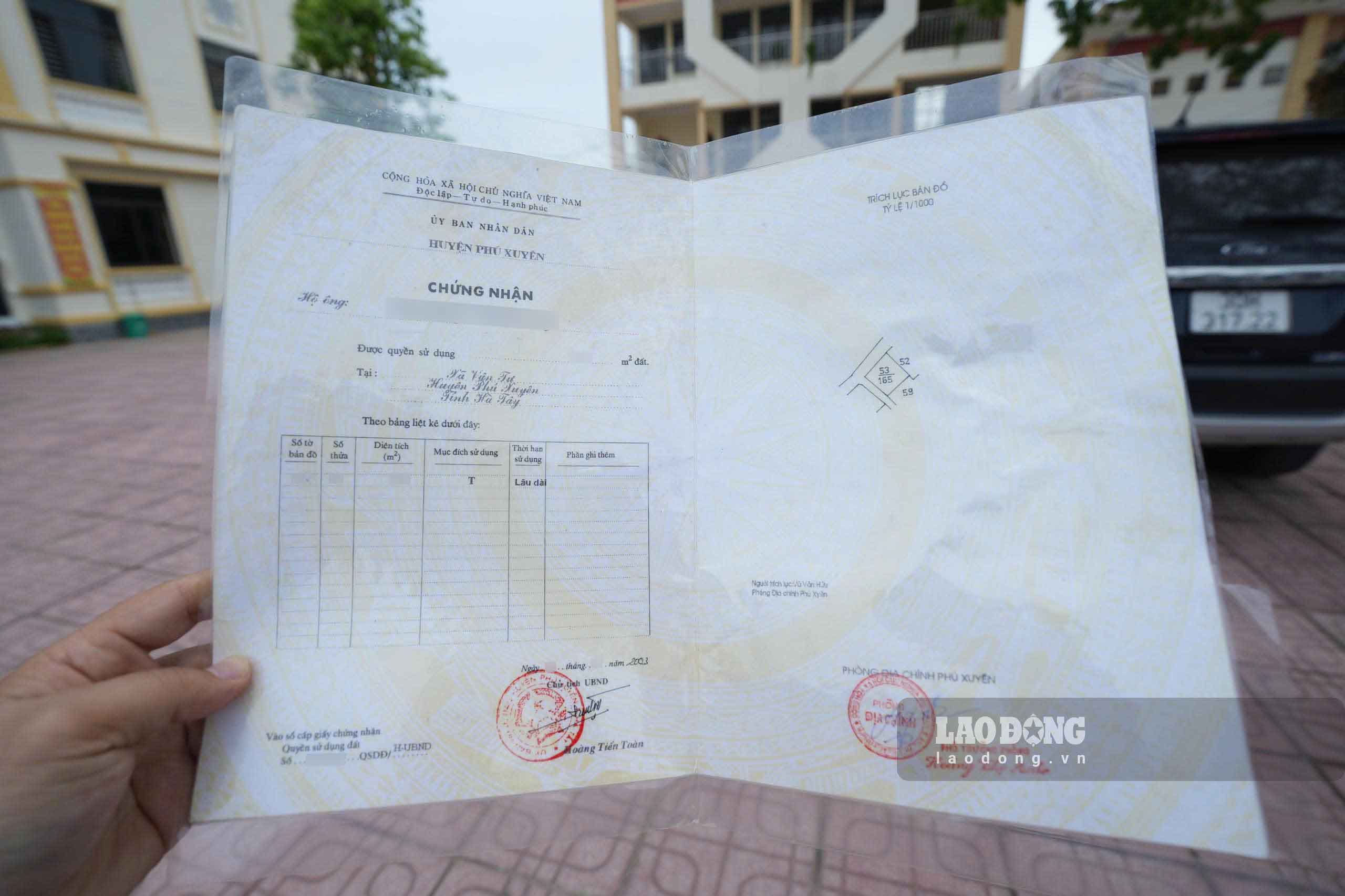 Sỏ đỏ của một hộ dân ở xã Chuyên Mỹ được cấp năm 2003. Ảnh: Hữu Chánh