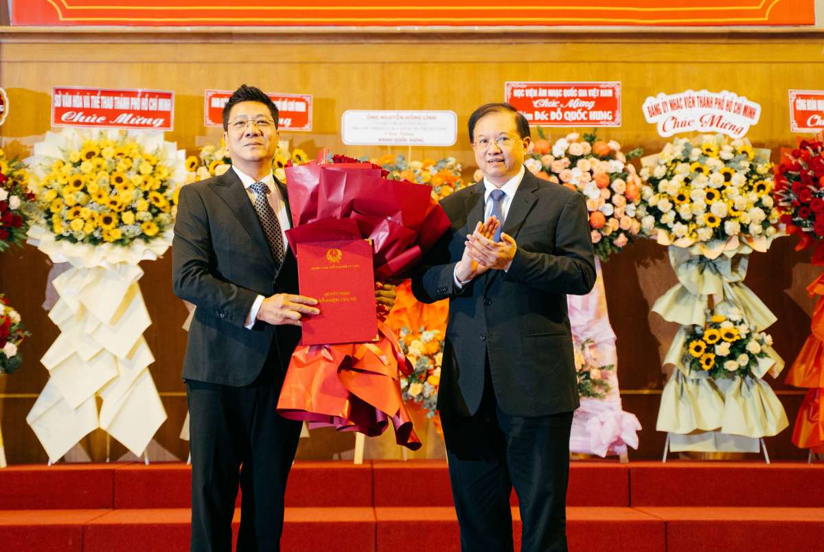 Deputy Minister Ta Quang Dong presented the appointment decision and congratulated Dr. People's Artist Do Quoc Hung as the new Director of the Ho Chi Minh City Conservatory of Music. Photo: Provided by the Conservatory of Music