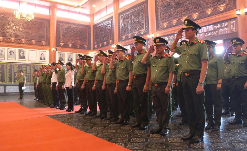 Thượng tướng Lê Văn Tuyến và đoàn đến dâng hương tại Đền tưởng niệm Anh hùng liệt sĩ, người có công tỉnh An Giang. Ảnh: Tiến Dũng