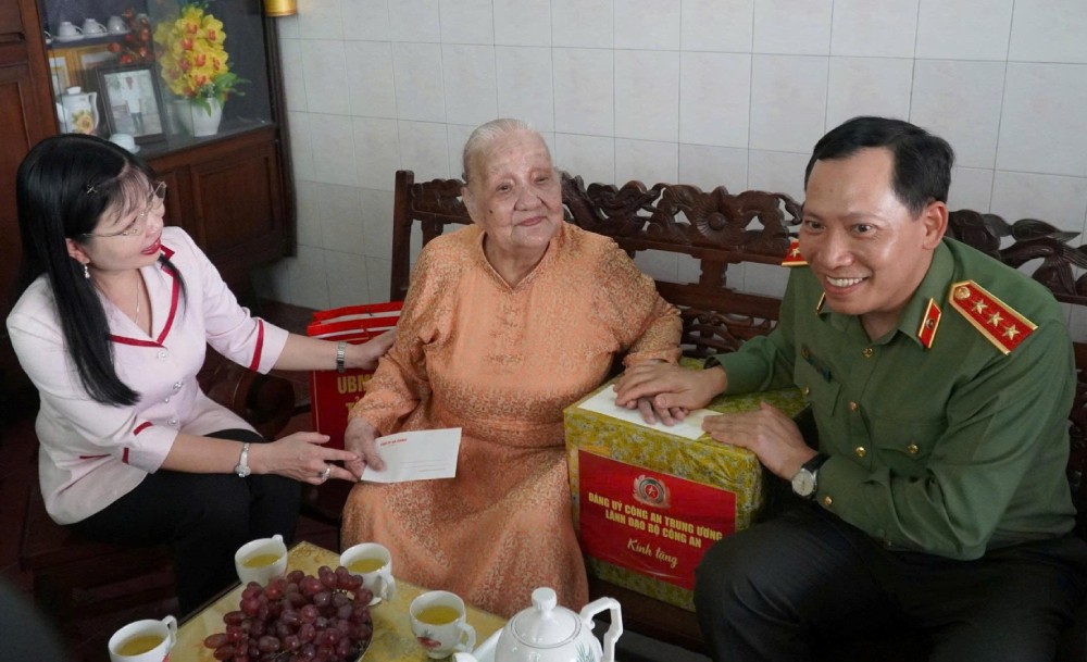 Senior Lieutenant General Le Van Tuyen, Deputy Minister of Public Security and Ms. Tran Thi Thanh Huong, Deputy Secretary of the Provincial Party Committee, Chairwoman of the Vietnam Fatherland Front Committee of An Giang province visit and present gifts of gratitude to Vietnamese Heroic Mother Dang Thi Lieu. Photo: Tien Dung