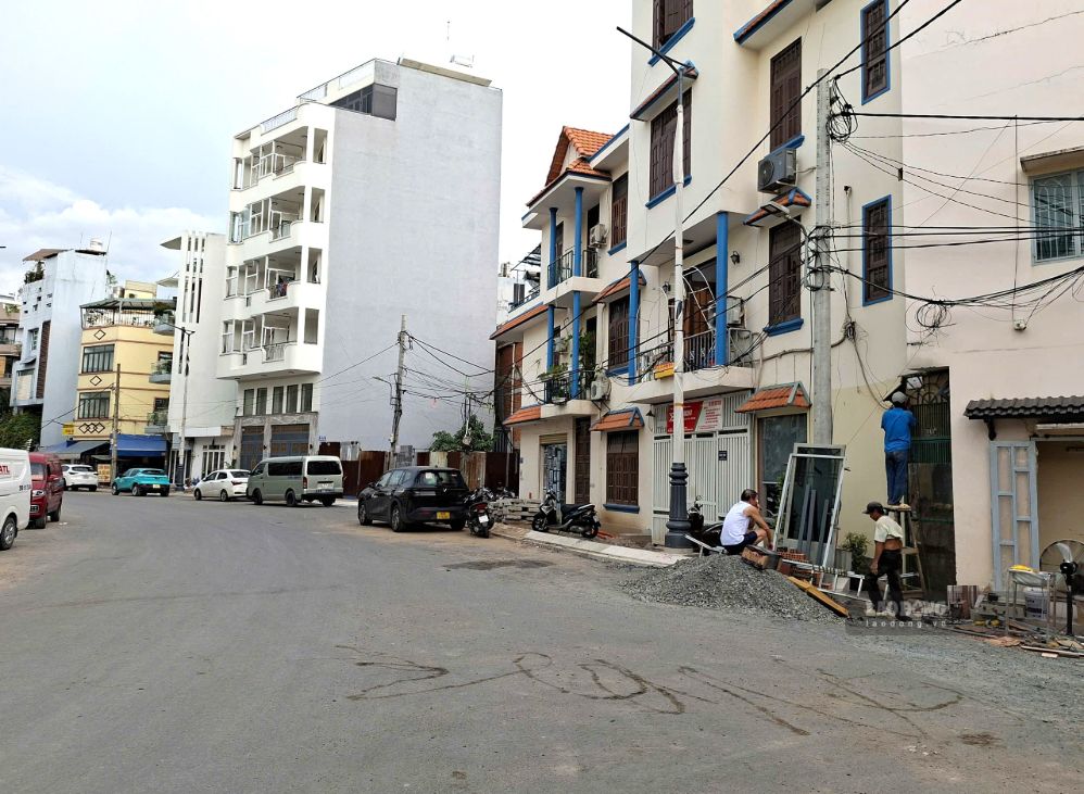 Người dân chỉnh trang lại nhà cửa.  Ảnh: Minh Quân