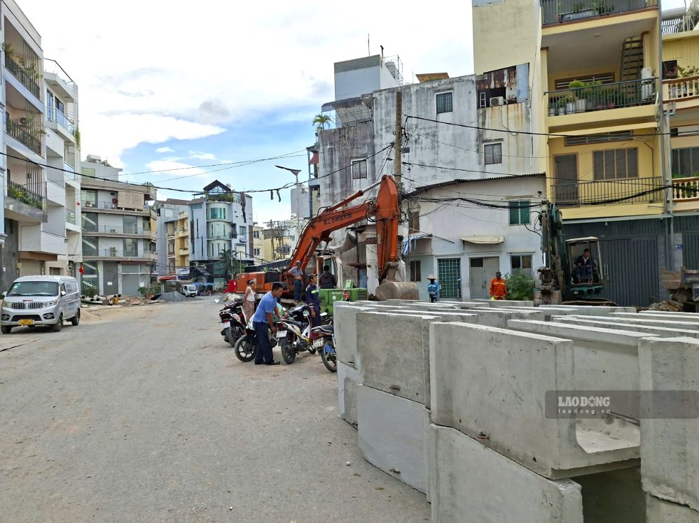 Thi công lắp đặt hệ thống cống thu gom nước tại khu vực gần đường nối Trần Quốc Hoàn.  Ảnh: minh Quân