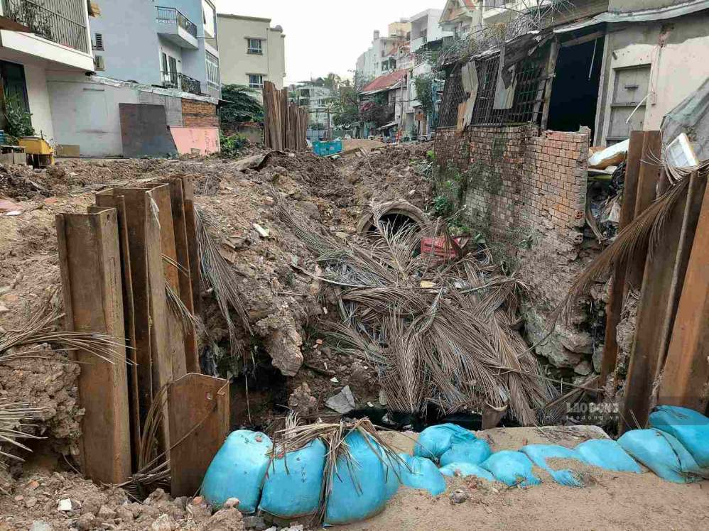 Thi công ngầm hóa kênh A41.  Ảnh: Minh Quân