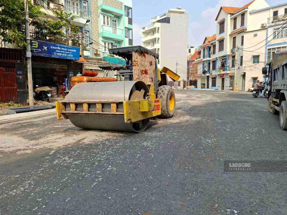 Kênh A41 trong giai đoạn hoàn thiện mặt đường bằng bê tông nhựa.  Ảnh: Minh Quân