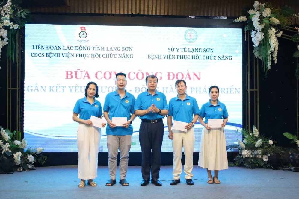Các vận động viên được trao giải thể thao tại chương trình. Ảnh: Hoàng Như