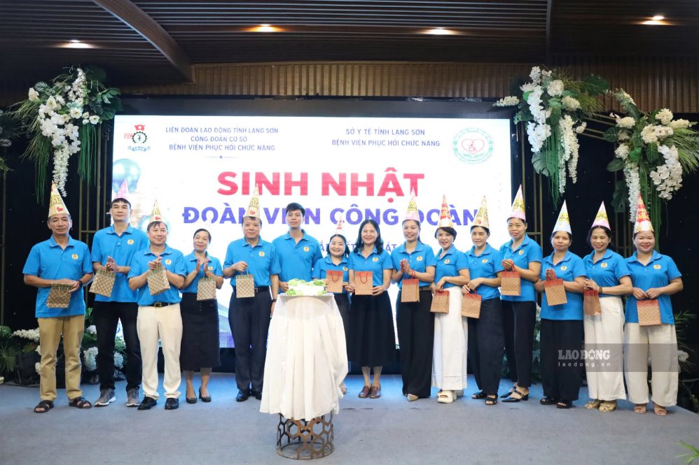Các đoàn viên được tổ chức sinh nhật và tặng quà tại chương trình “Bữa cơm công đoàn“. Ảnh: Hoàng Như