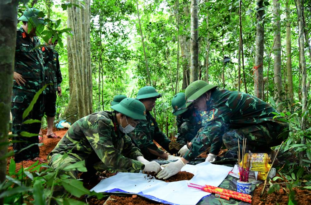 Đội quy tập hài cốt liệt sĩ Đoàn Kinh tế - Quốc phòng 337 phát hiện hài cốt liệt sĩ. Ảnh: Duy Đông