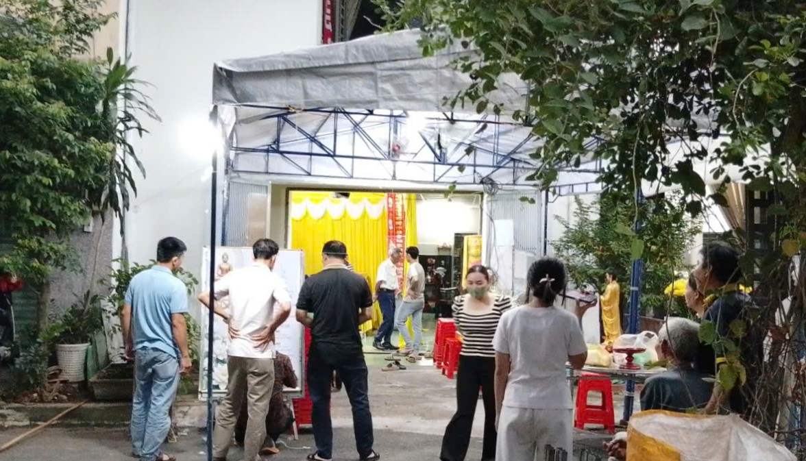Gia đình lo hậu sự cho anh H.B.L - người nghi tự tử sau khi mua mảnh đất bị chồng lấn ranh giới và rơi vào bế tắc. Ảnh: Bạn đọc cung cấp
