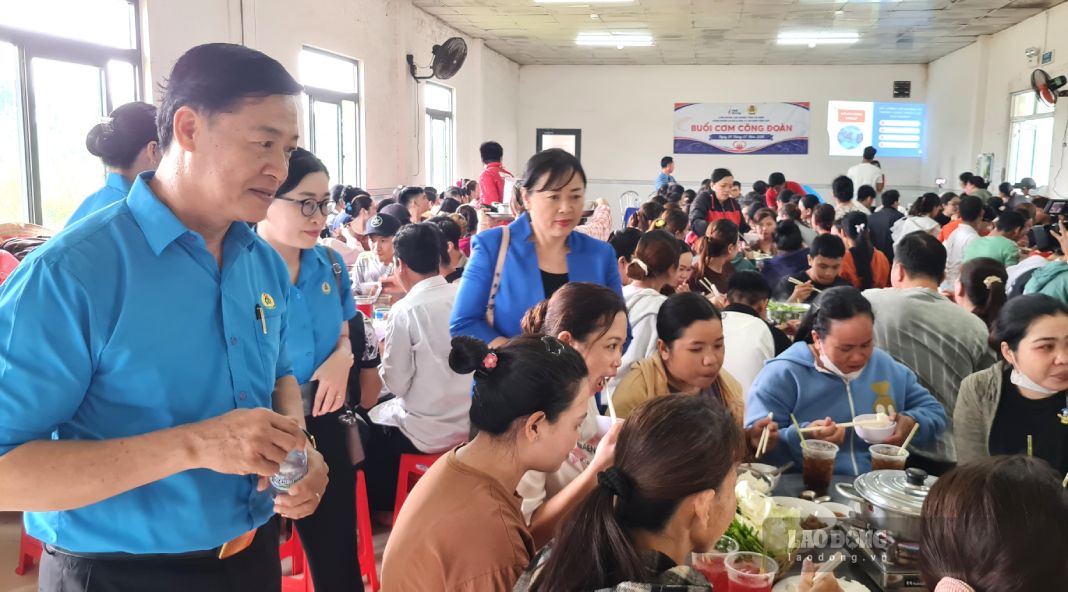 Vice Chairman of Ca Mau Labor Federation Huynh Van Dam entered the dining hall and also talked with workers at the "Trade Union Meal" session. Photo: Nhat Ho.