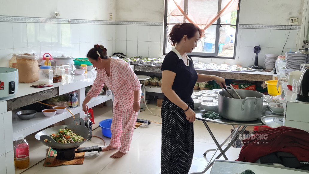 Bưa cơm được chuẩn bị chu đáo. Ảnh: Nhật Hồ.
