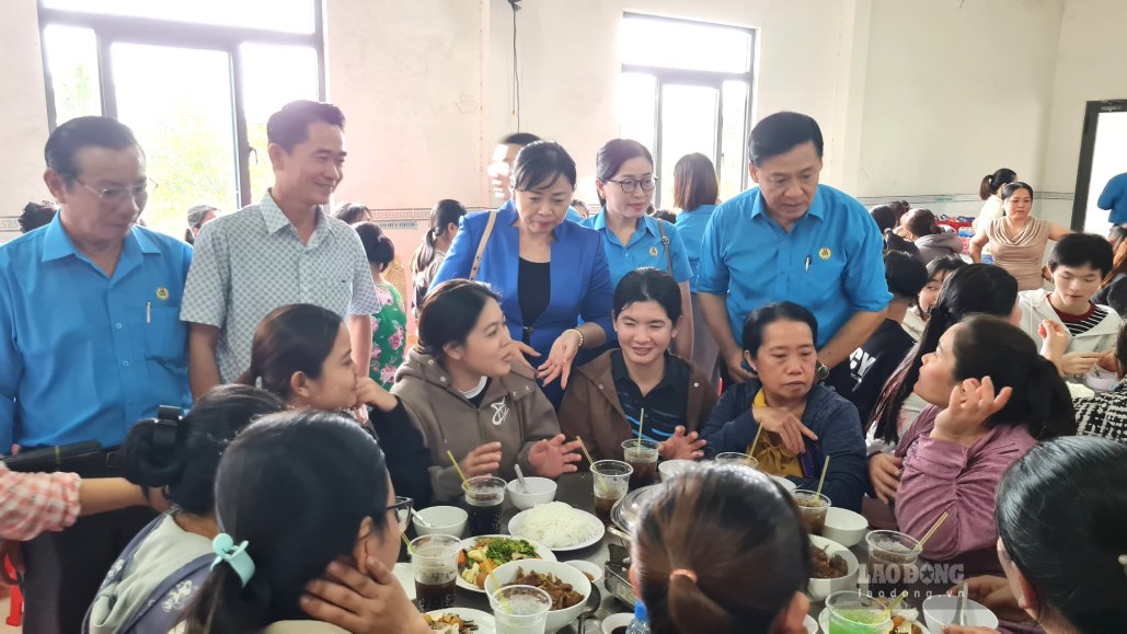 Cùng vào bếp ăn với công nhân kiểm tra suất ăn, thăm hỏi động viên công nhân lao động. Ảnh: Nhật Hồ.