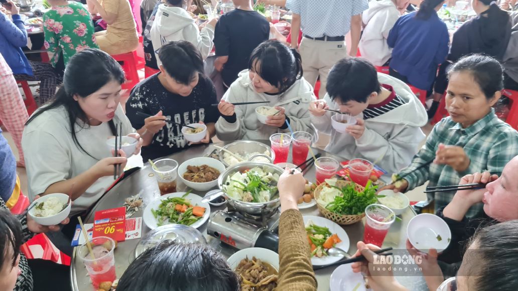 Công nhân lao động mong ngày nào cũng có “Bữa cơn Công đoàn“. Ảnh: Nhật Hồ.