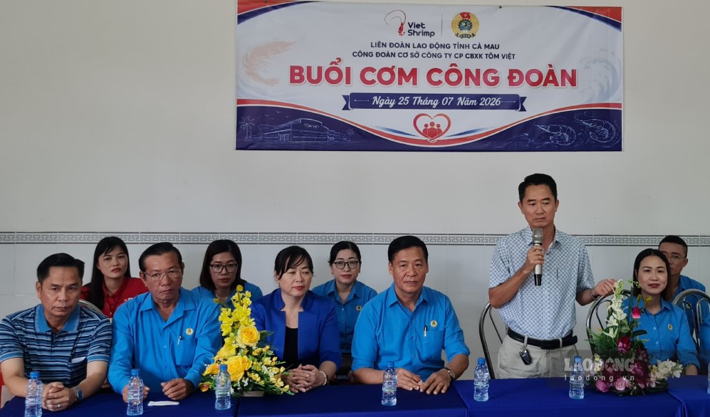 Giám đốc Công ty CP Chế biến Xuất khẩu Tôm Việt cũng lãnh đạo LĐLĐ Cà Mau tham dự Bữa cơm Công đoàn. Ảnh: Nhật Hồ.
