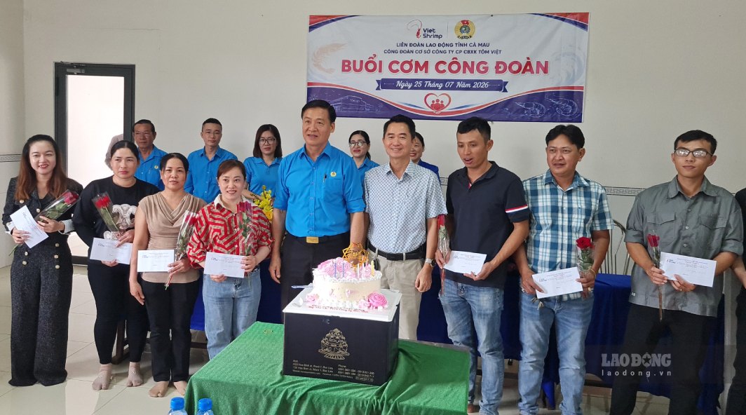 Dịp này doanh nghiệp cũng tổ chức sinh nhật tháng 8 cho 8 đoàn viên công đoàn tại doanh nghiệp. Ảnh: Nhật Hồ.