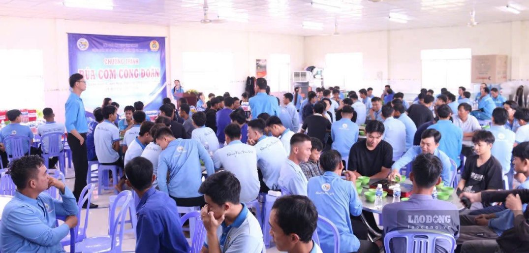 Ngày 24.7,Công đoàn cơ sở Công ty Cổ phần Việt Úc Nhà Mát, Cà Mau cũng tổ chức “Bữa cơm Công đoàn” cho 156 đoàn viên, người lao động. Ảnh: Nhật Hồ.