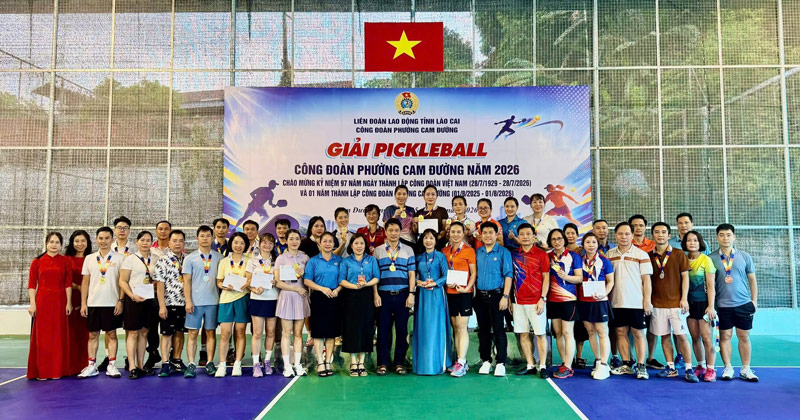 The Organizing Committee awarded prizes to pairs of athletes who achieved excellent results at the Pickleball Tournament. Photo: Cam Duong Ward Trade Union