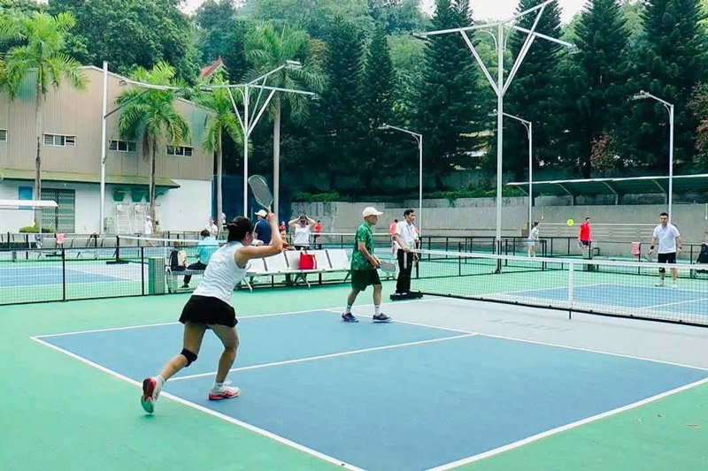 Gần 100 vận động viên đến từ các công đoàn cơ sở tham gia tranh tài tại Giải Pickleball. Ảnh: Công đoàn phường Cam Đường