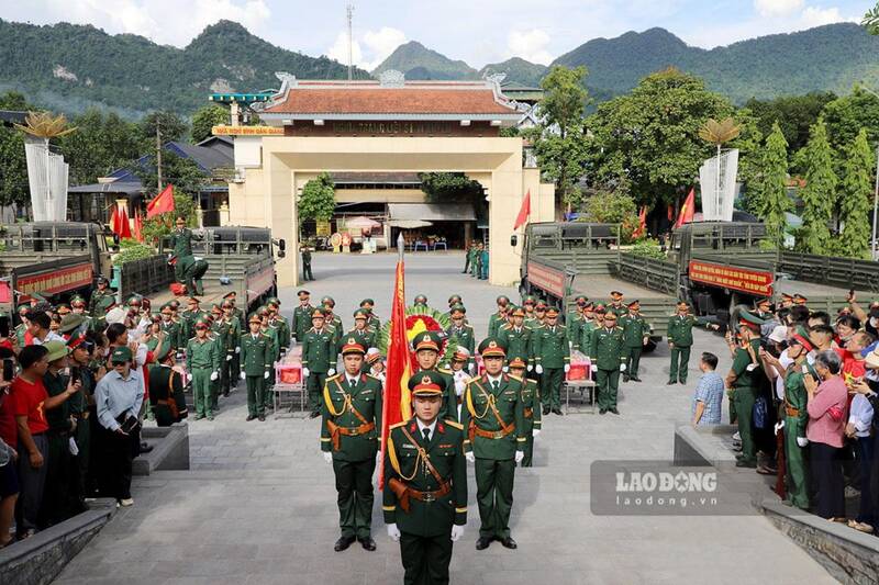 Farewell ceremony for martyrs' remains to Vi Xuyen National Martyrs' Cemetery. Photo: Van Nghi