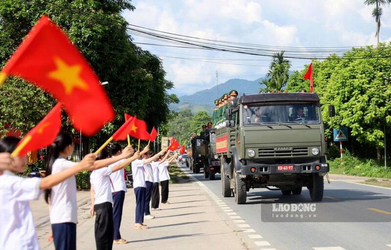 Đoàn xe chở hài cốt các Anh hùng liệt sĩ di chuyển về Nghĩa trang Liệt sĩ Quốc gia Vị Xuyên. Ảnh: Văn Long