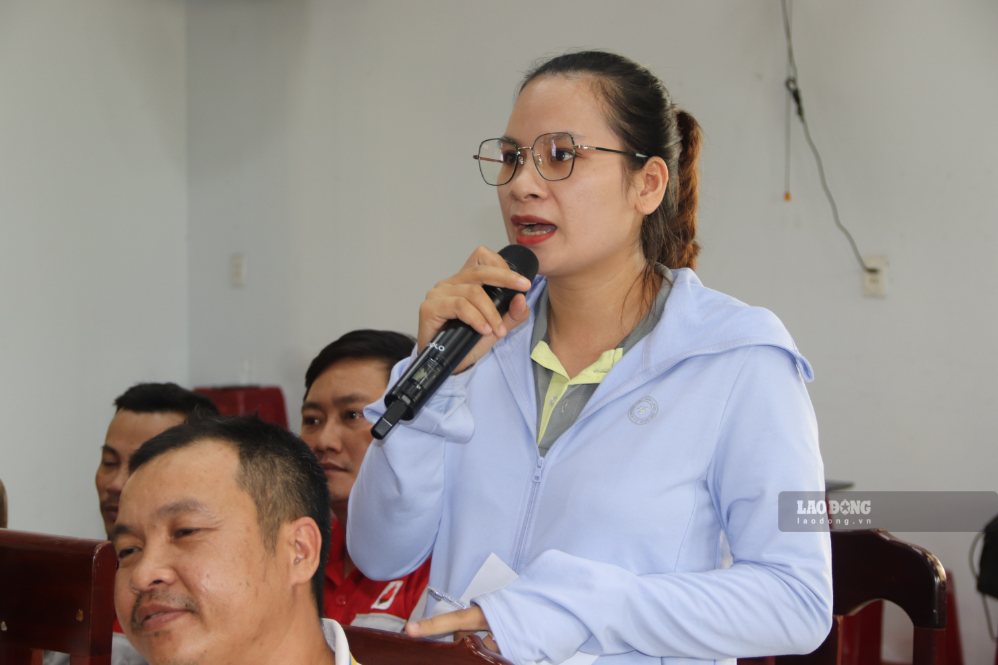 Workers directly question functional agencies about the situation of businesses owing social insurance for a long time. Photo: Nguyen Linh