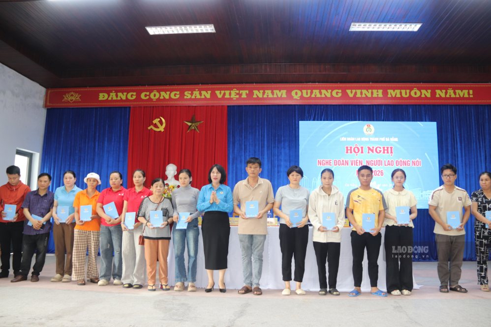 Lãnh đạo Liên đoàn Lao động thành phố Đà Nẵng trao những phần quà ý nghĩa hỗ trợ đoàn viên, người lao động có hoàn cảnh khó khăn tại khu công nghiệp. Ảnh: Nguyễn Linh