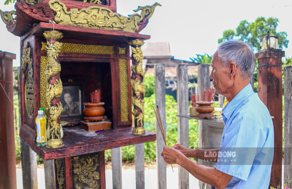 Ông Loan thắp hương, cầu mong hài cốt của anh trai sẽ trở về với quê hương với gia đình, bạn bè. Ảnh: Nguyễn Luân