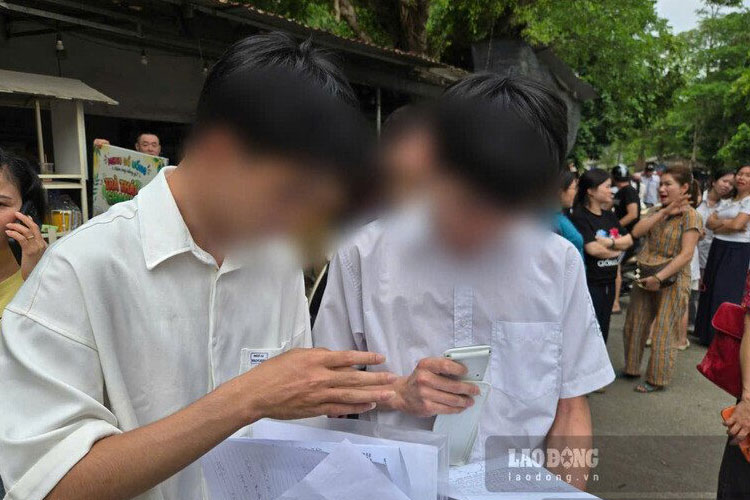 Getting into top universities, children of workers struggle before the threshold of tuition fees. Photo: Khanh Linh