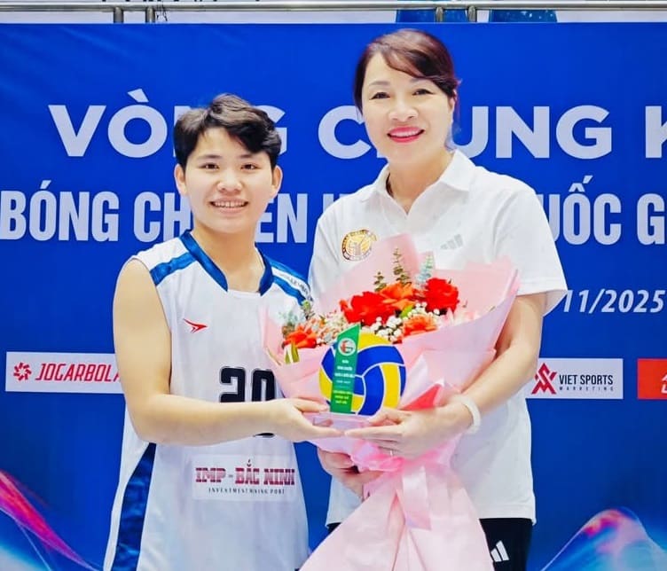 Cà Thị Tư và huấn luyện viên Thanh Hà của đội nữ Bắc Ninh. Ảnh: FBNV