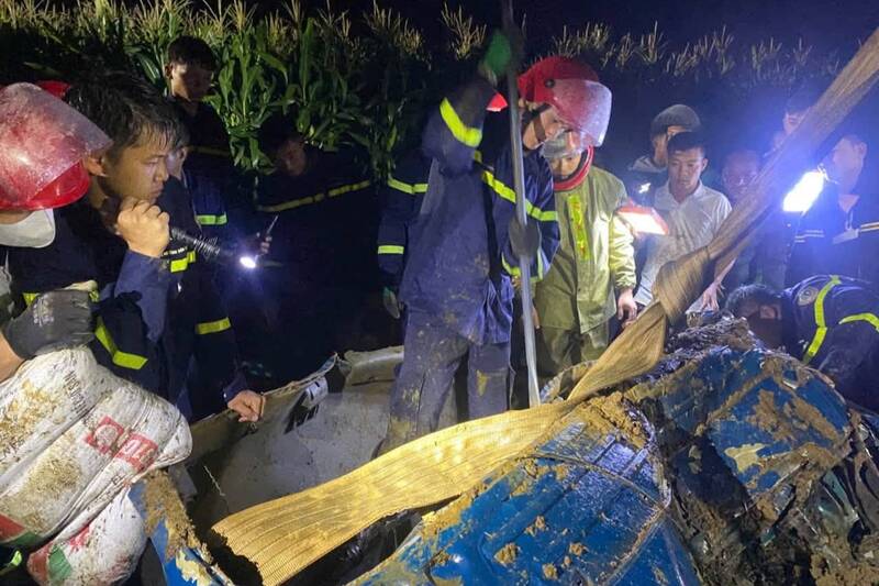 Fire and Rescue Police Force, Son La Provincial Police dismantling deformed cabin components, creating access to victims. Photo: Son La Provincial Police