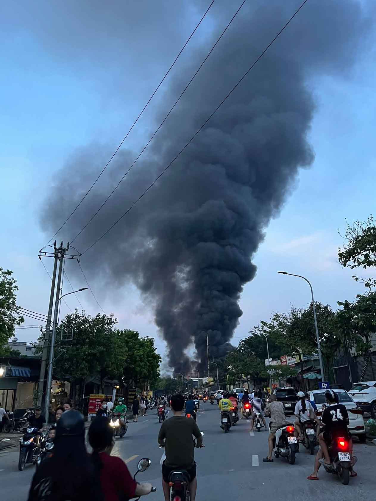 Cột khói bốc cao hàng chục mét. Ảnh: