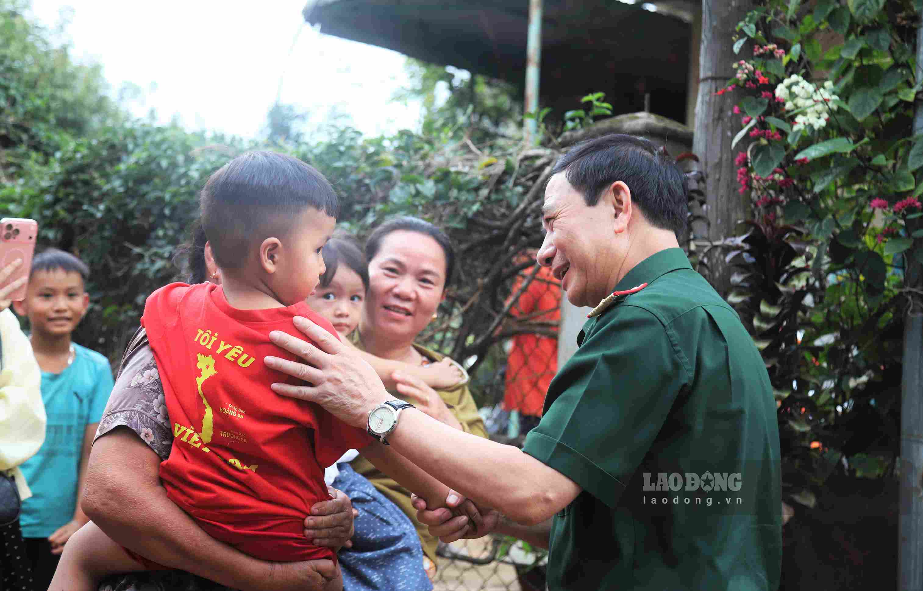 Đại tướng Phan Văn Giang - Ủy viên Bộ Chính trị, Phó Thủ tướng Chính phủ, Bộ trưởng Bộ Quốc phòng ân cần thăm hỏi người dân địa phương và các cháu thiếu nhi xã Nhân Cơ. Ảnh: Phúc Khánh 