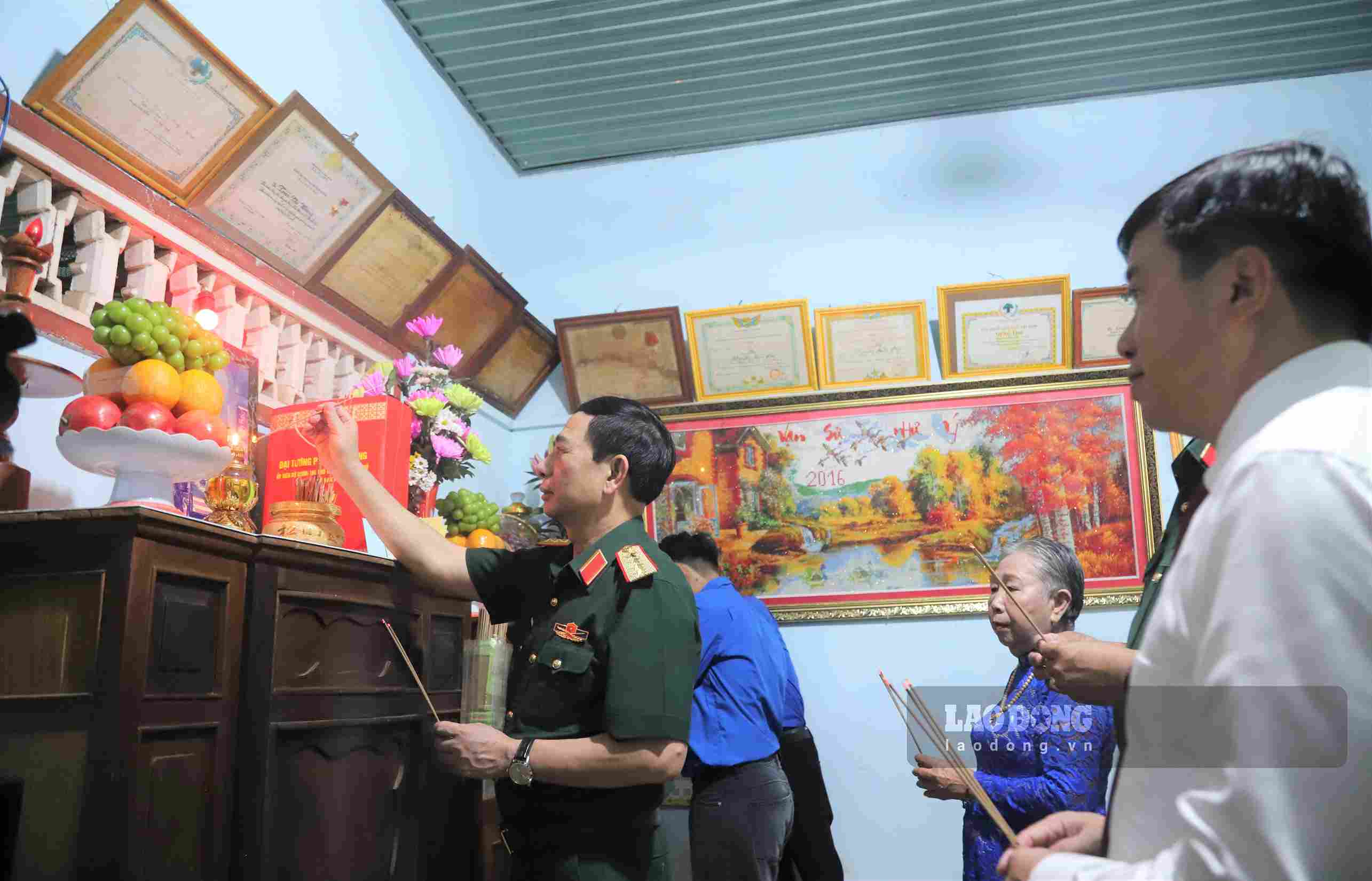 Đại tướng Phan Văn Giang - Ủy viên Bộ Chính trị, Phó Thủ tướng Chính phủ, Bộ trưởng Bộ Quốc phòng dâng hương tri ân hai liệt sĩ Nguyễn Hữu Thế và Nguyễn Văn Tín. Ảnh: Phúc Khánh 