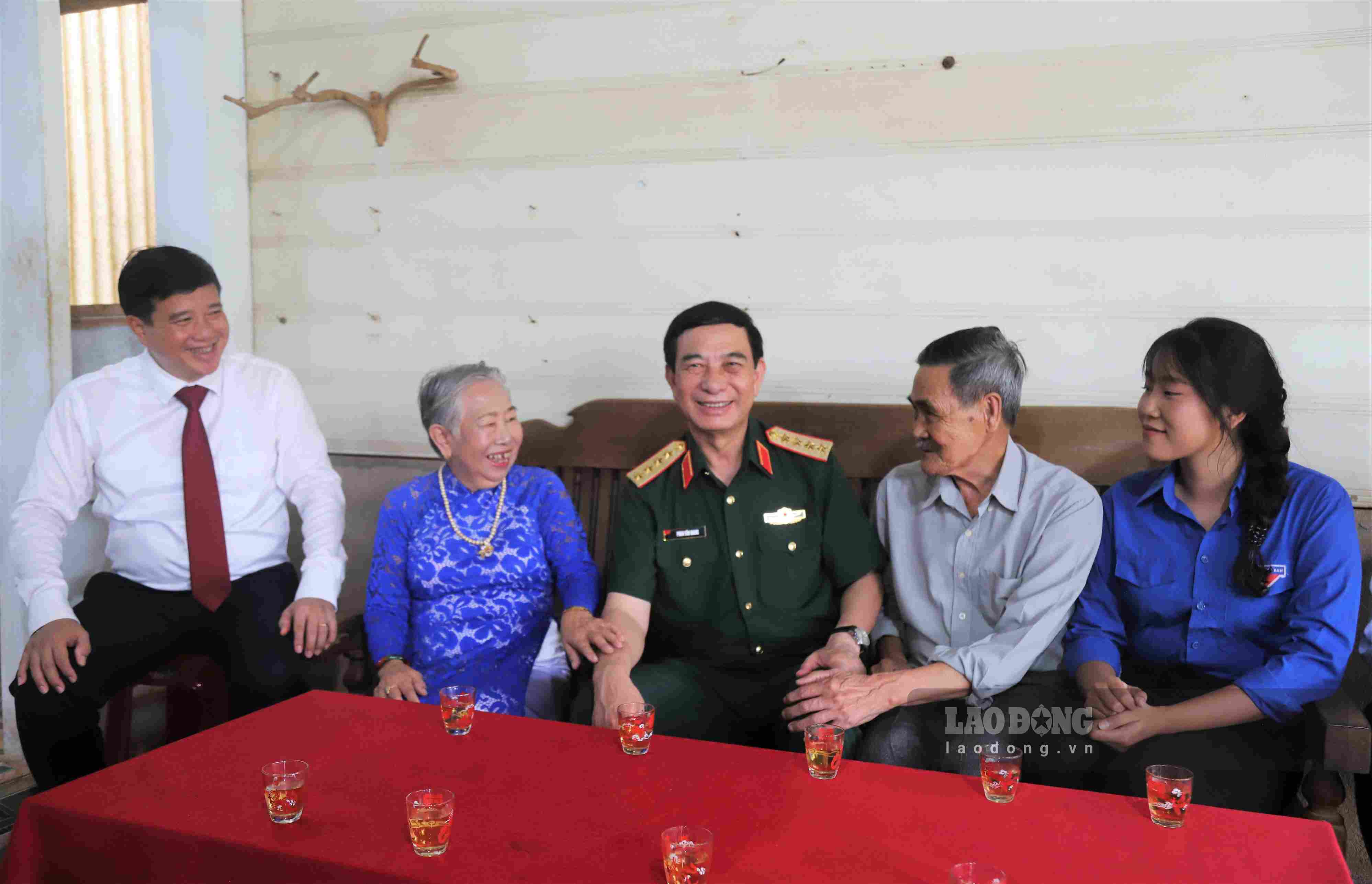 General Phan Van Giang - Member of the Politburo, Deputy Prime Minister, Minister of National Defense cordially visits policy families in Nhan Co commune. Photo: Phuc Khanh