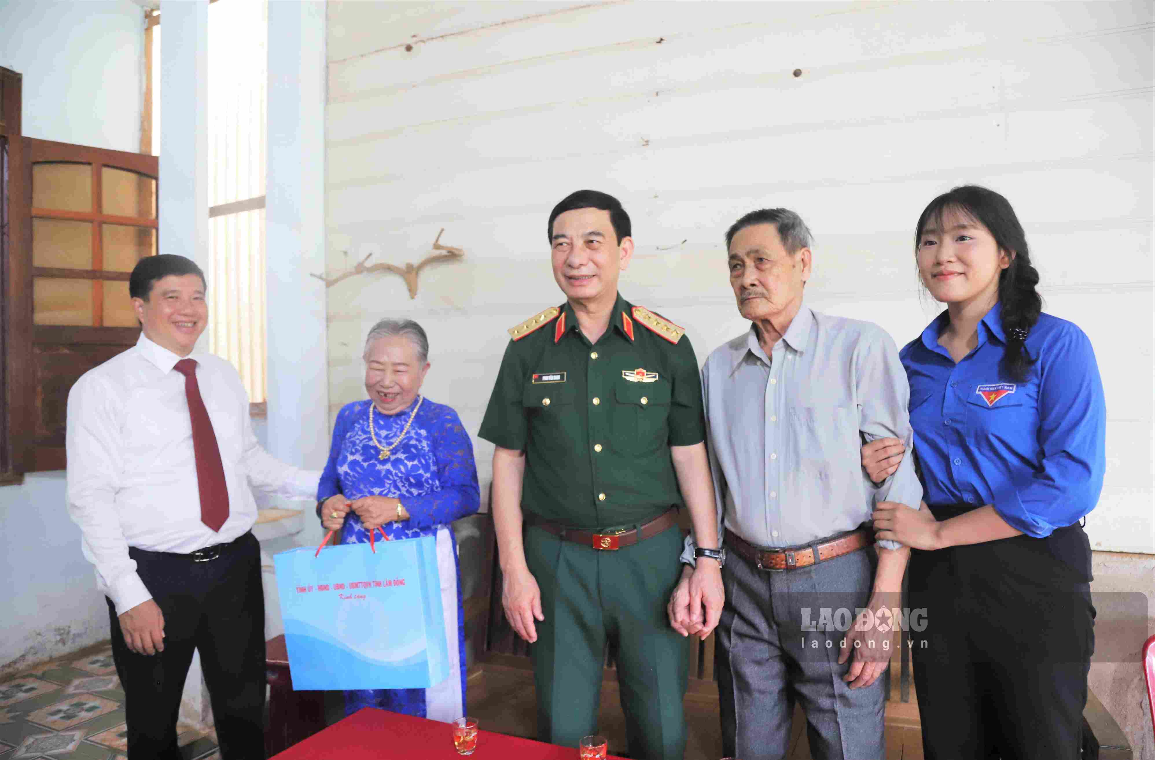 Đại tướng Phan Văn Giang - Ủy viên Bộ Chính trị, Phó Thủ tướng Chính phủ, Bộ trưởng Bộ Quốc phòng tặng quà tri ân gia đình ông Nguyễn Văn Sự và bà Đinh Thị Bé. Ảnh: Phúc Khánh 