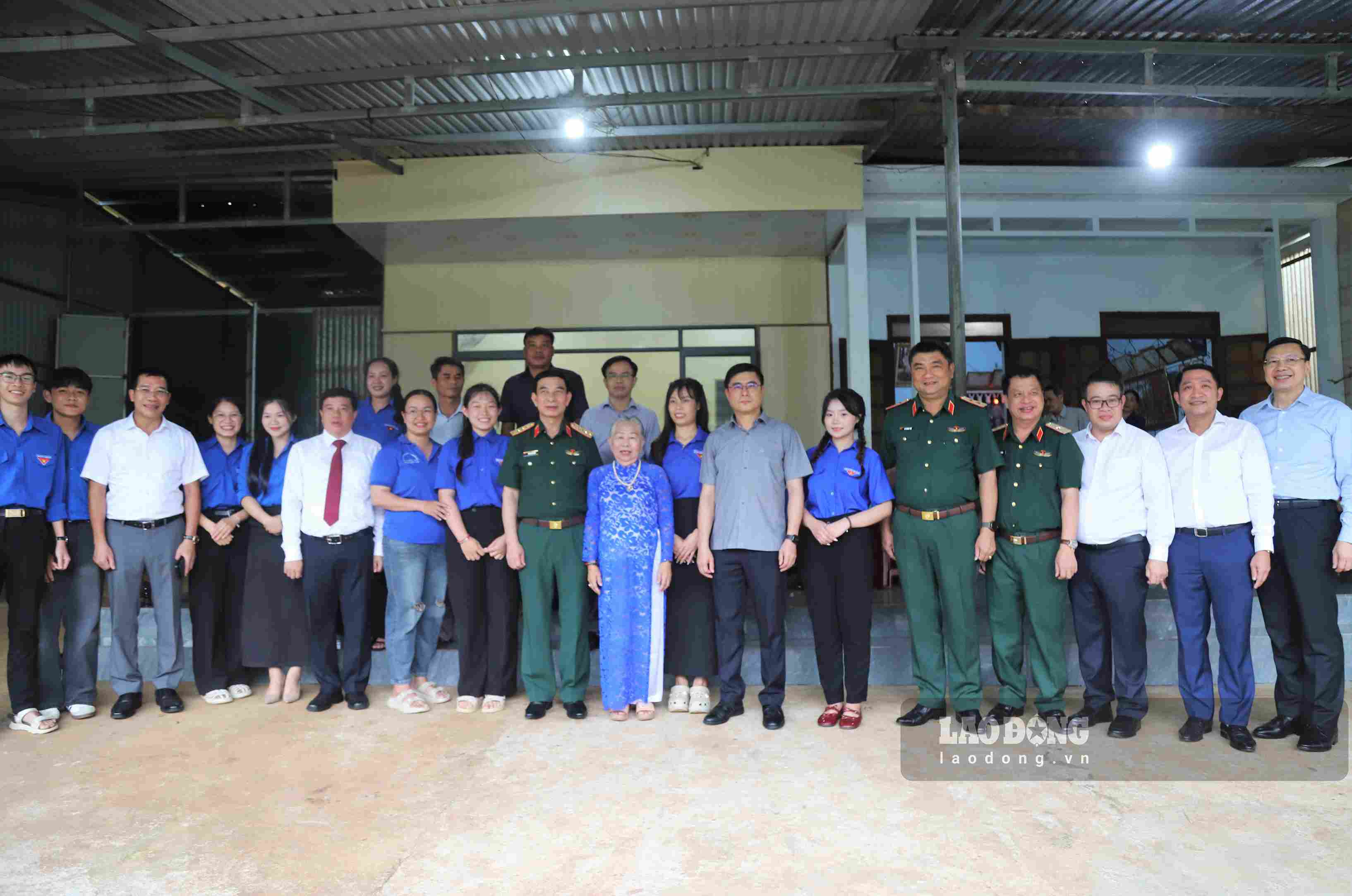 Đại tướng Phan Văn Giang - Ủy viên Bộ Chính trị, Phó Thủ tướng Chính phủ, Bộ trưởng Bộ Quốc phòng cùng đoàn công tác chụp hình với lãnh đạo xã Nhân Cơ và thế hệ trẻ địa phương. Ảnh: Phúc Khánh 