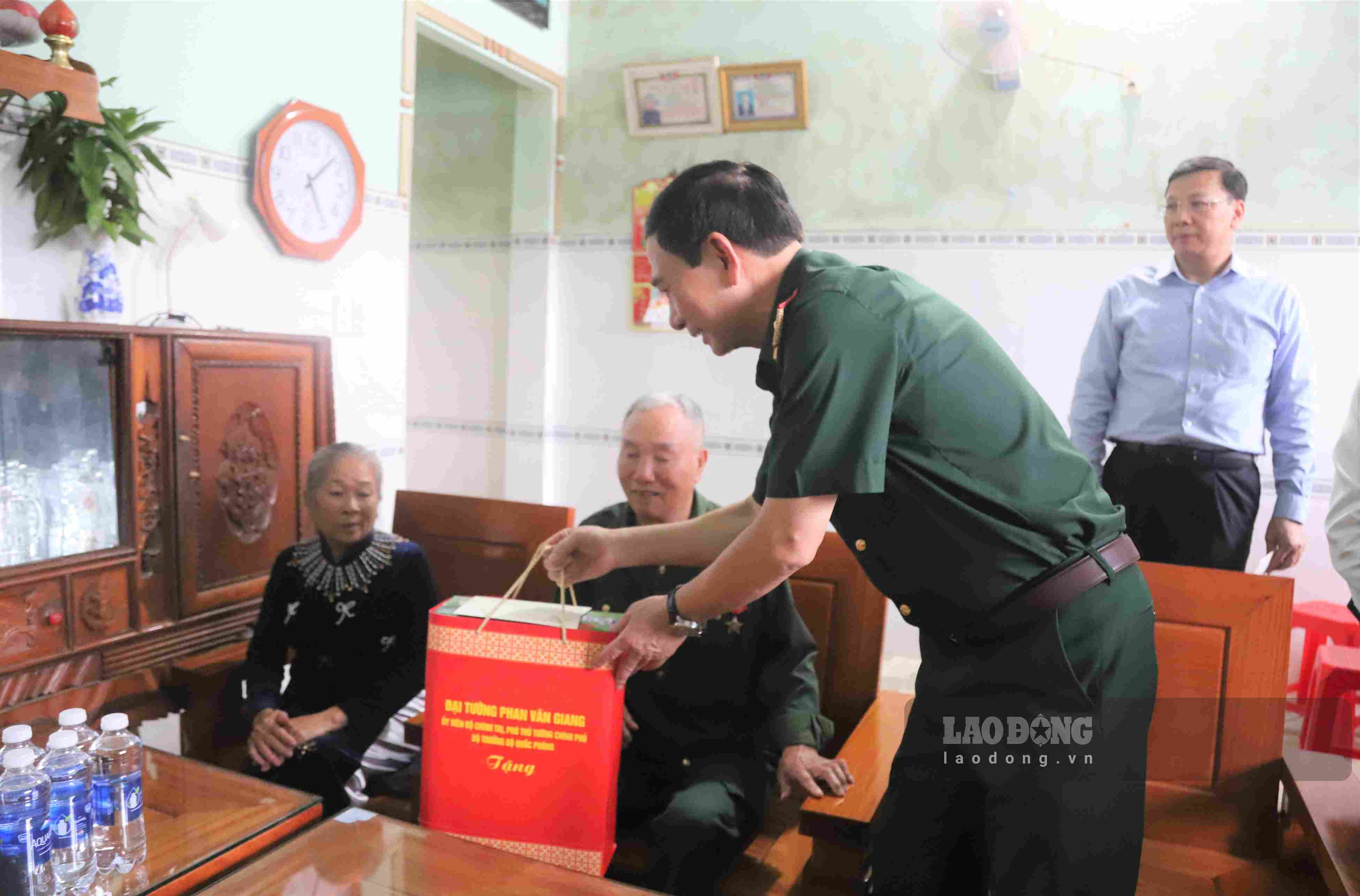 Đại tướng Phan Văn Giang - Ủy viên Bộ Chính trị, Phó Thủ tướng Chính phủ, Bộ trưởng Bộ Quốc phòng thăm, tặng quà gia đình ông Trương Văn Trường và bà Nguyễn Thị Loan. Ảnh: Phúc Khánh 