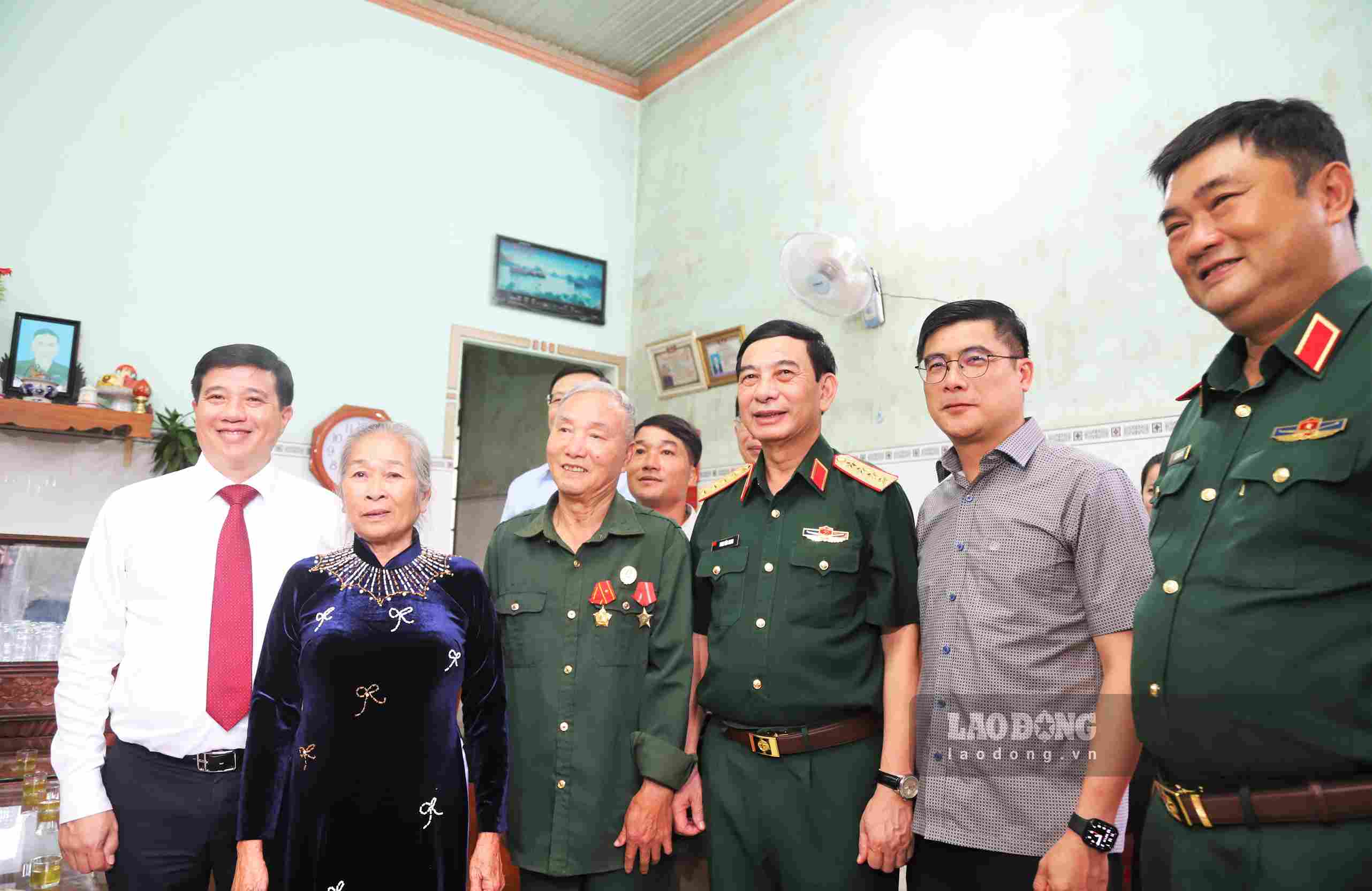 Đại tướng Phan Văn Giang - Ủy viên Bộ Chính trị, Phó Thủ tướng Chính phủ, Bộ trưởng Bộ Quốc phòng chụp hình lưu niệm cùng gia đình chính sách. Ảnh: Phúc Khánh 