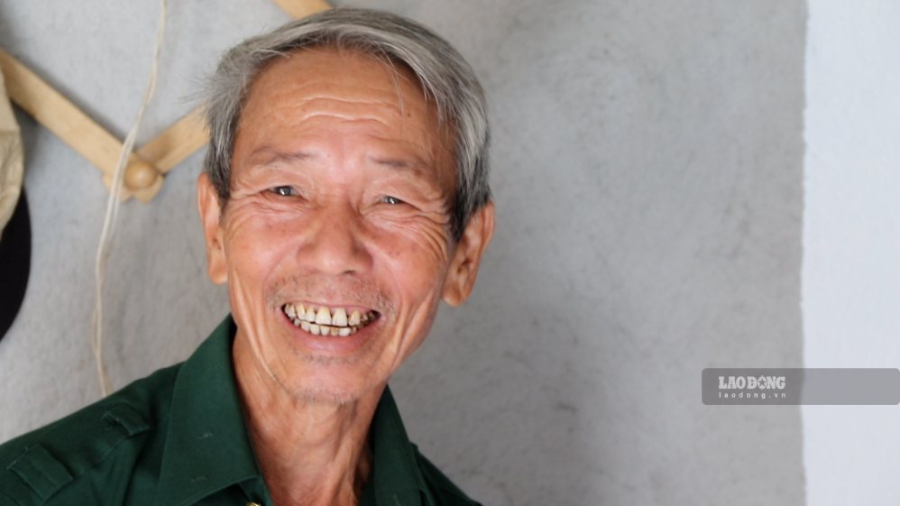 Veteran Dang Van Ba was moved on the day of receiving the handover of his new house in Da Nang. Photo: Nguyen Linh