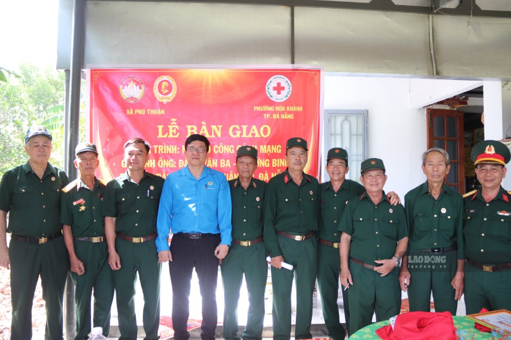 Cán bộ công đoàn tích cực tham gia các phong trào nhân đạo và công tác an sinh xã hội tại địa phương.